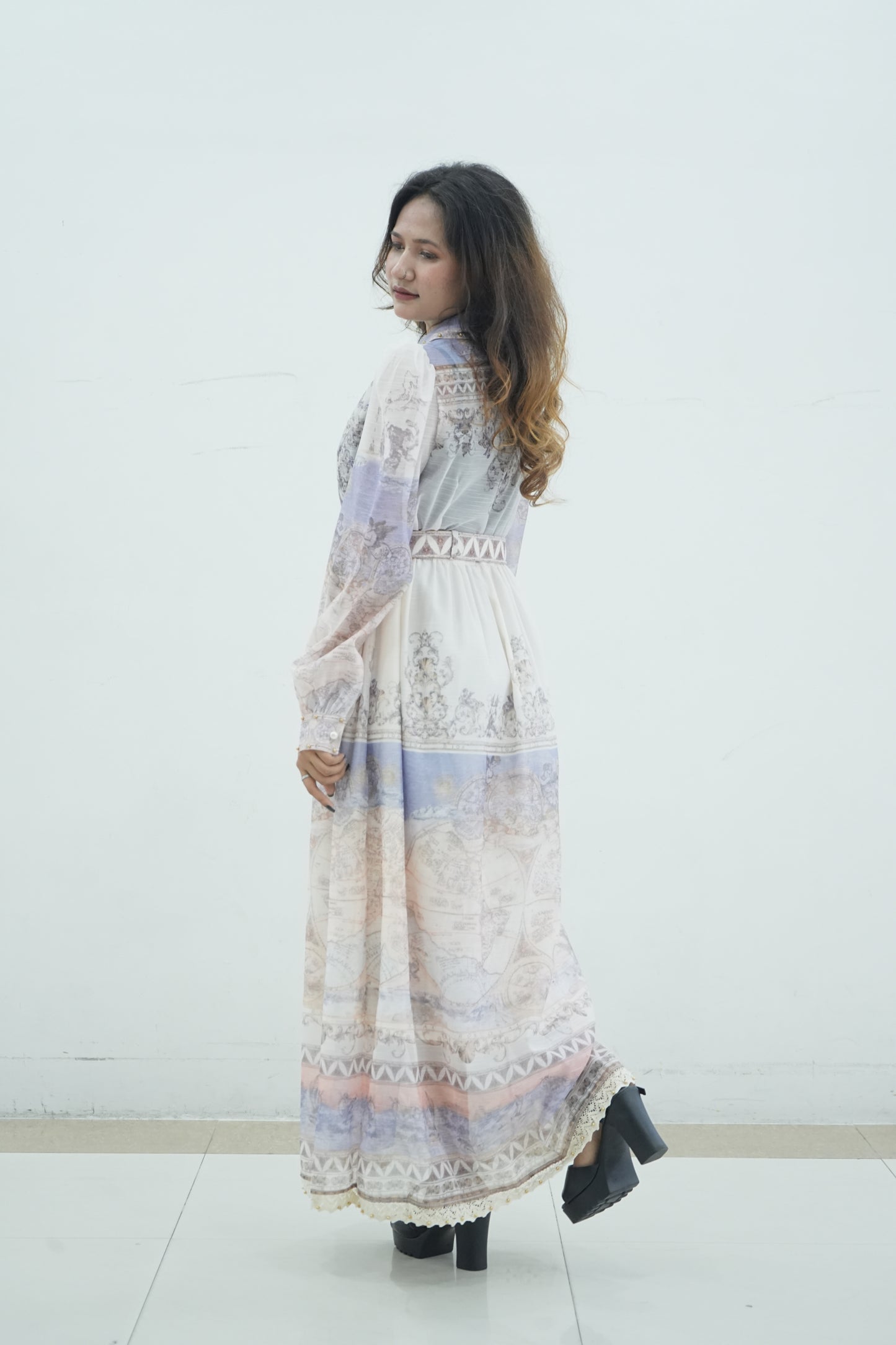 Beautiful Maxi Dress Long Sleeve w Tailor Collar